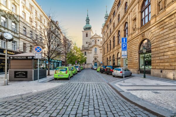 Chasing Losses: Analýza neudržateľného cyklu stíhania strát a finančnej priepasti